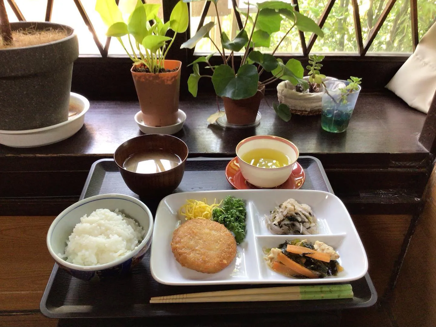 本日のお昼御飯です🎵ミンチカツと鶏肉と若布の煮浸し等でした。