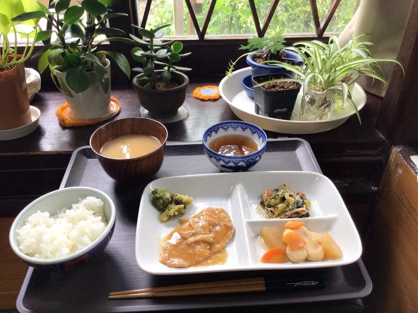 本日のお昼御飯はポークソテー味噌味と花天と大根の煮物等などで...